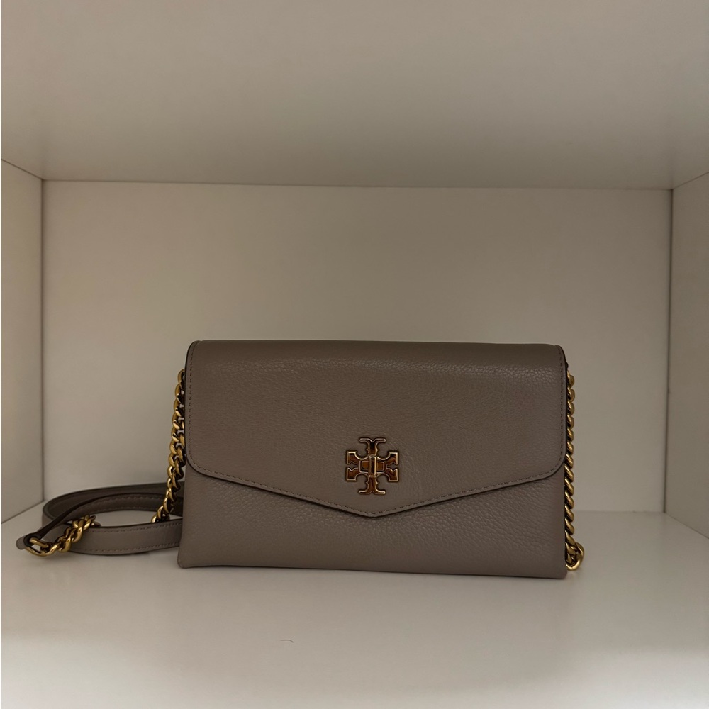 Tory Burch Kira Pebbled Chain Wallet in Gray Heron